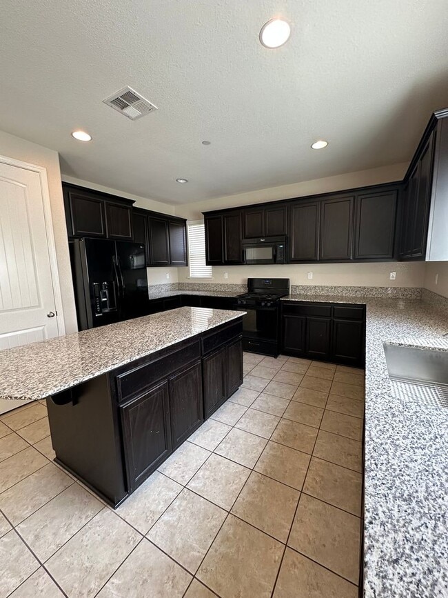 Building Photo - Garibaldi Ranch beautiful 4bedroom 3 full ...