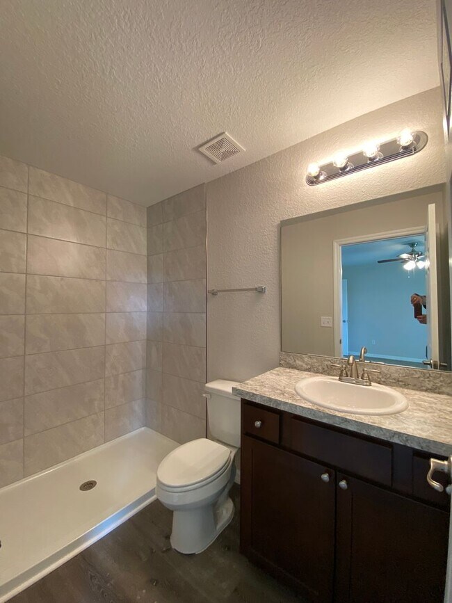 Building Photo - Silver Springs Shores - Welcome Home