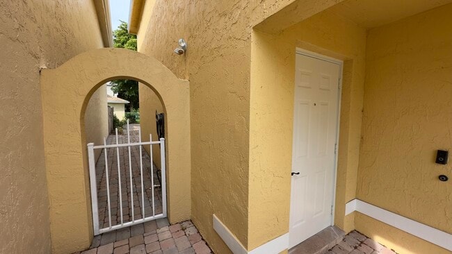 Building Photo - 4068 Eastridge Dr