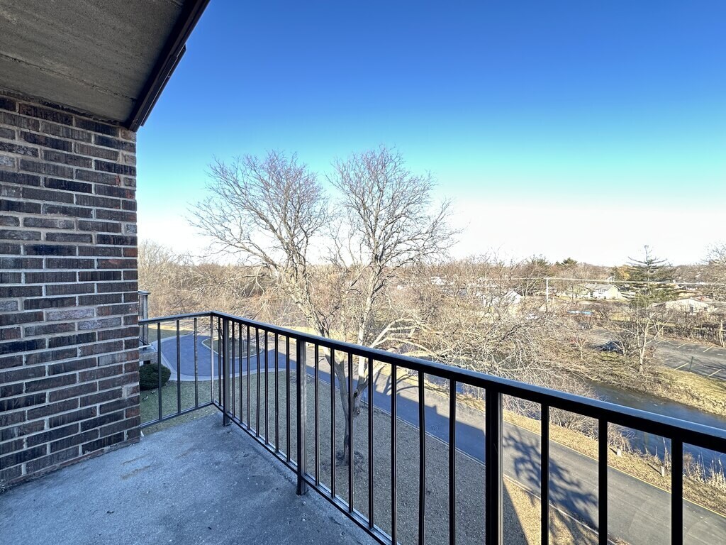 Building Photo - 525 N Quentin Rd