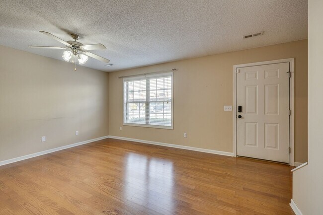Building Photo - 2 br/ 2.5 bath condo in Johnson City TN