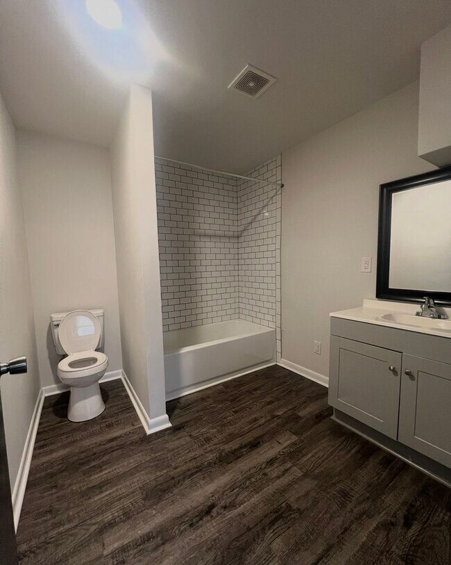 Building Photo - 4 bedroom 2 Bath - Available Now on Main Ave SW