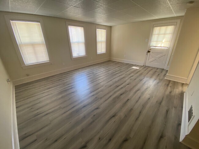 Building Photo - 443 Landing St