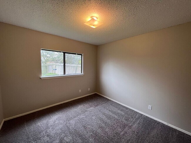 Building Photo - NICE & SPACIOUS!  3 BEDROOM / 2 BATH HOME LOCATED IN SPRING MEADOWS*FIREPLACE IN LIVING ROOM*