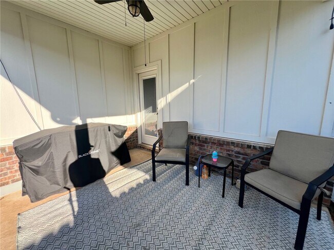 Building Photo - 1720 W Broadway Pl