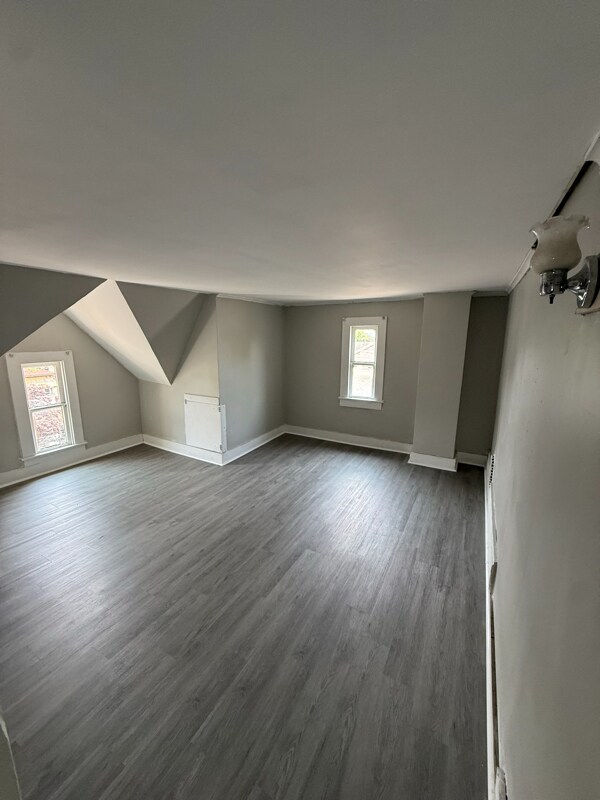Building Photo - 1363 Capouse Ave