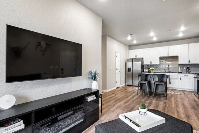 Building Photo - "Charming 2-Bed, 2-Bath Condo Retreat in Littleton - 870 Sq Ft of Cozy Elegance!"