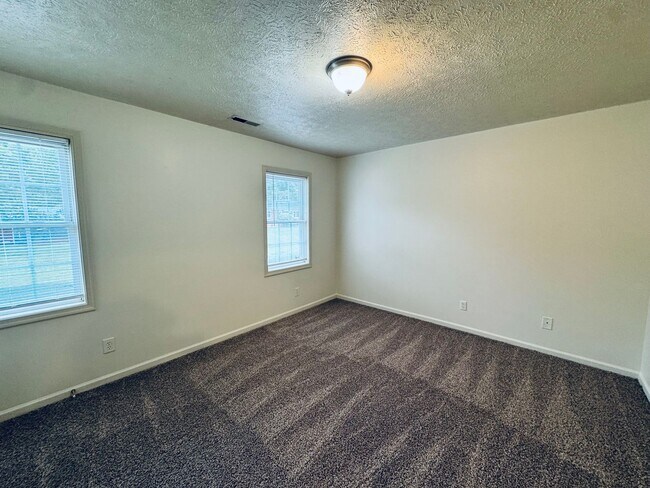 Building Photo - 127 Primrose Ln