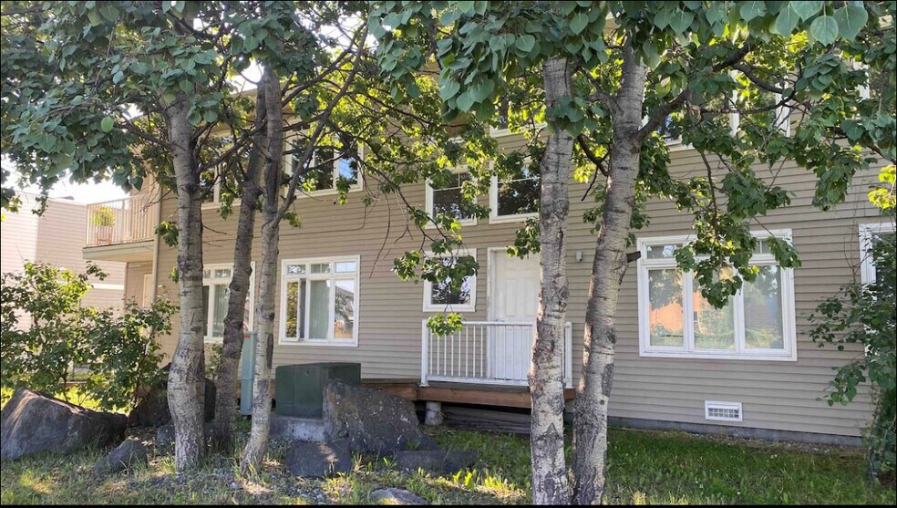 Building Photo - 1009 W 29th Pl