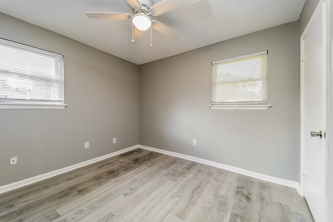 Building Photo - Impressive Home In Ladson