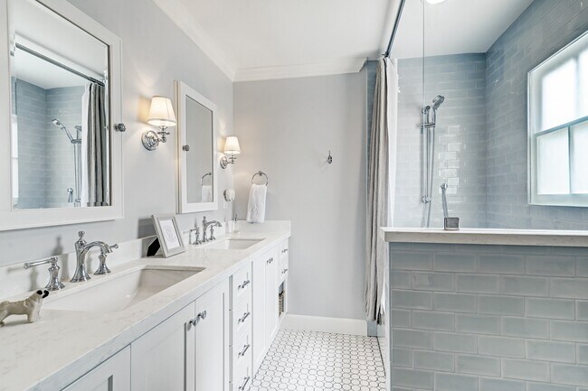 Building Photo - 2829 Sunset Blvd