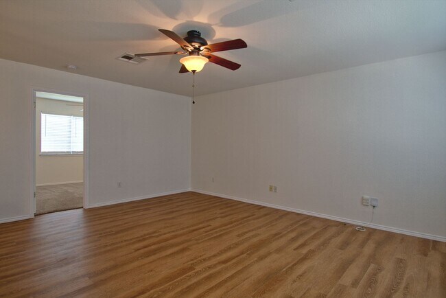 Building Photo - Well Maintained 4 Bed House in Kyle
