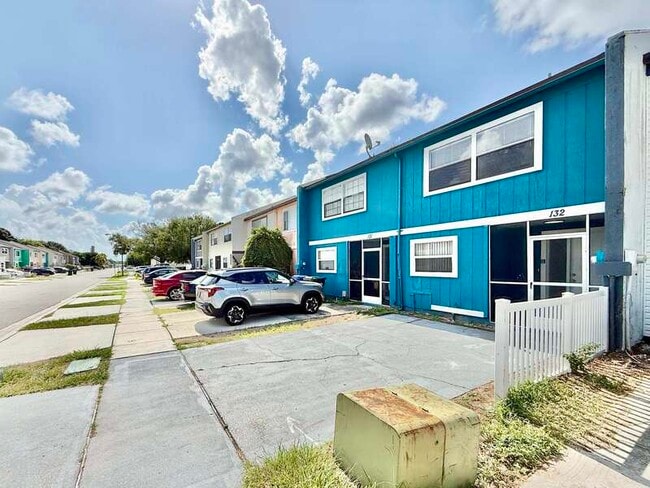 Building Photo - 2820 S Pines Dr