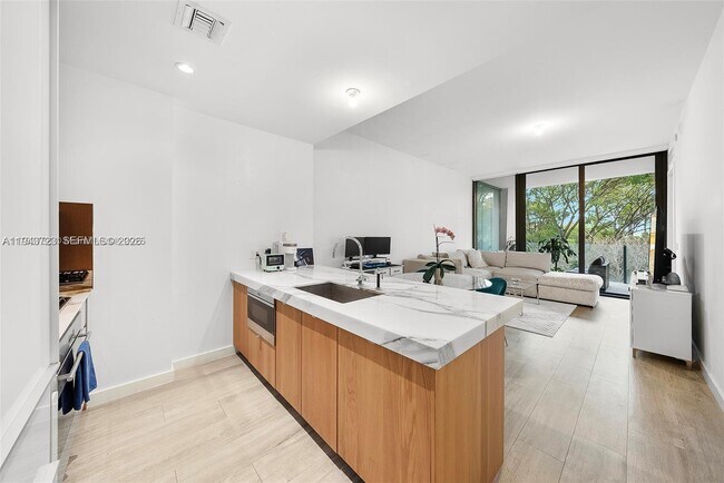 Building Photo - 2831 S Bayshore Dr