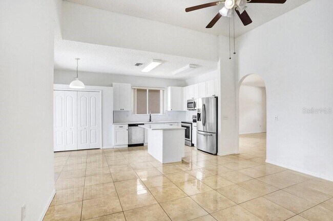 Building Photo - 930 Grand Canyon Dr