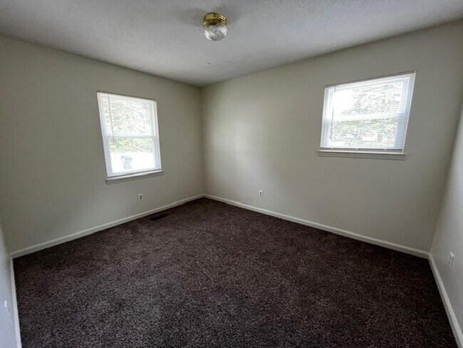 Building Photo - 4 Bedroom 2.5 Bath House with Garage and B...