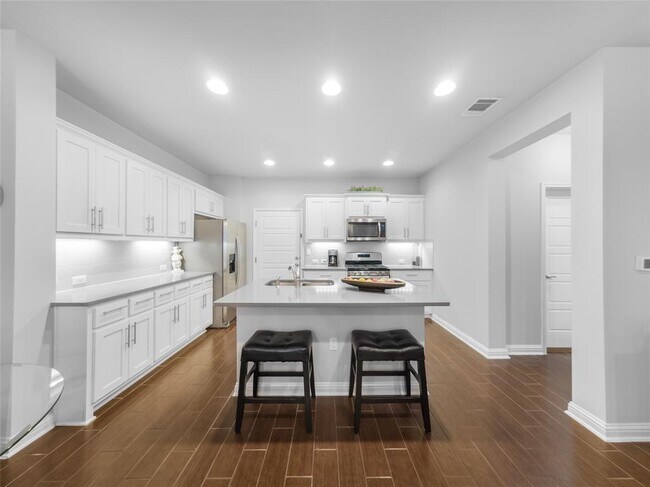 Building Photo - 13800 Lyndhurst St