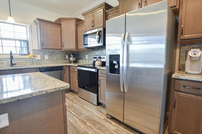 Building Photo - Pet Friendly Four Bedroom!