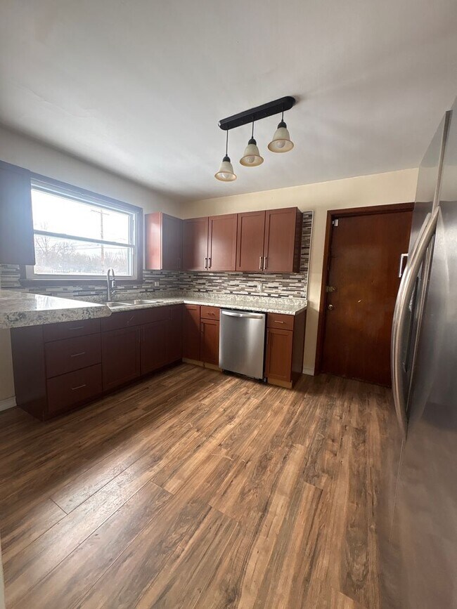 Building Photo - Renovated large home located in Beachwood