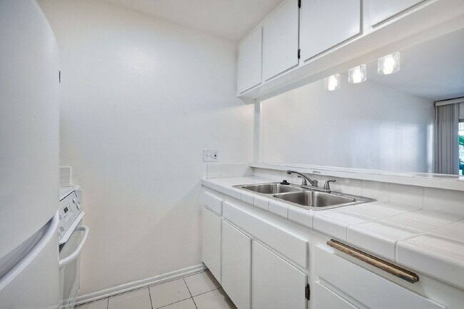 Building Photo - 1/2 off 1st month rent move in special at the Bluffs!!!