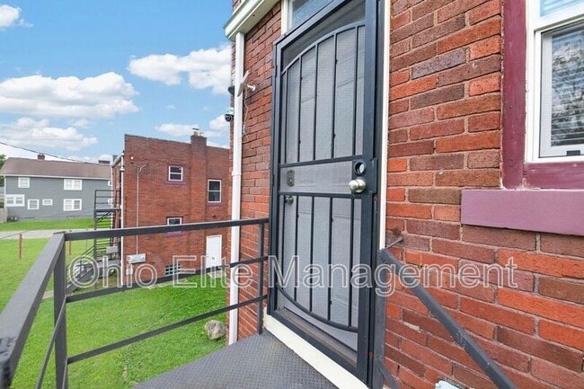 Building Photo - 1094 Oakwood Ave