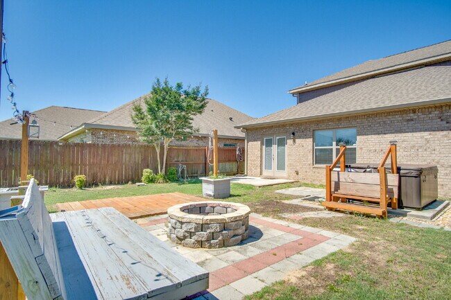 Building Photo - Highly desired 4/2.5 Gulf Breeze Home with hot tub!