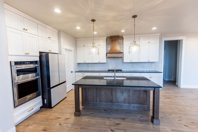 Building Photo - 1148 N Highpass Dr