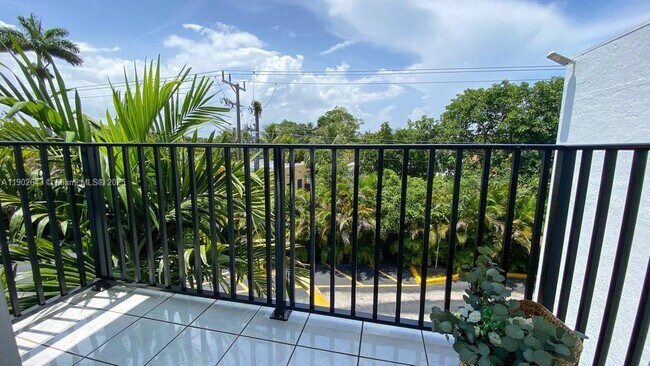 Building Photo - 2496 SW 17th Ave