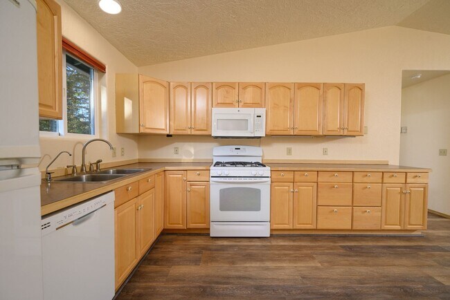 Building Photo - 3 BEDROOM | 2 BATHROOM | 2 CAR GARAGE | AI...
