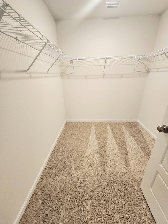 Building Photo - Perfectly Located, Pet Friendly, 4/2 Home ...