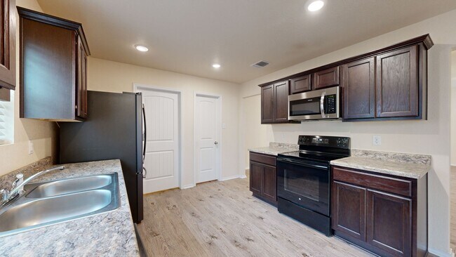 Building Photo - Minutes from Fort Hood charming 4 bedroom ...