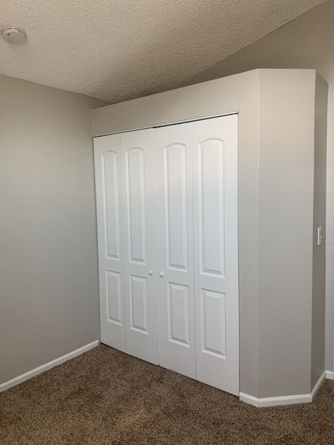 Building Photo - Spacious Tri-Level Home in Southwest Ft. C...
