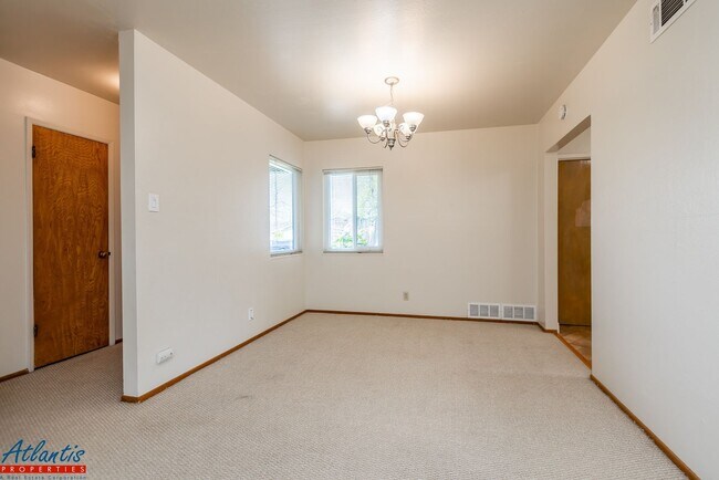 Building Photo - Lovely Home | Nice Backyard | Attached Garage