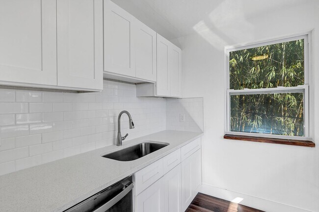 Building Photo - Bright & Updated 2BR Top Unit Duplex | White Kitchen & Stainless Appliances in Saint Petersburg