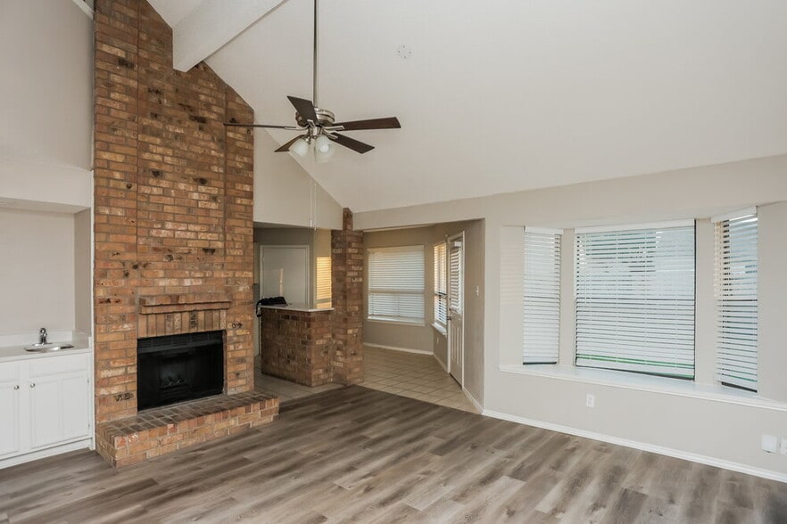 Building Photo - 2413 Claremont Dr