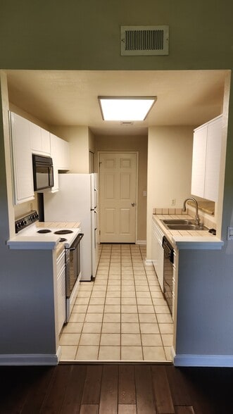 Building Photo - 8170 Mountain View Dr