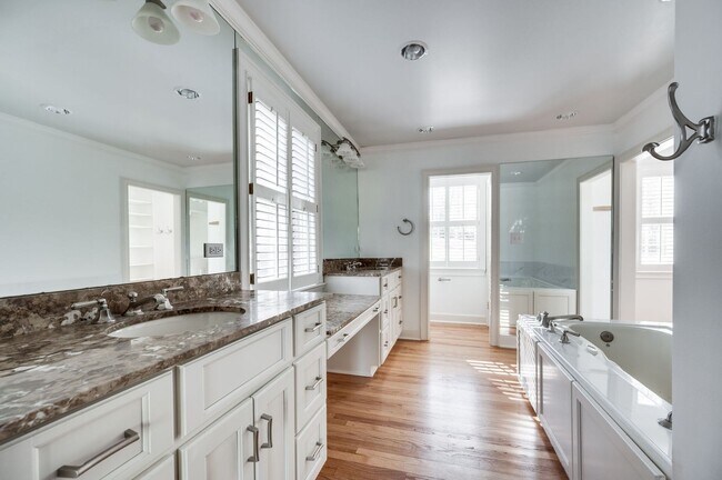 Building Photo - Fantastic renovated 5BE/4BA family home on beautiful oversized private Lot in the heart of Belle ...