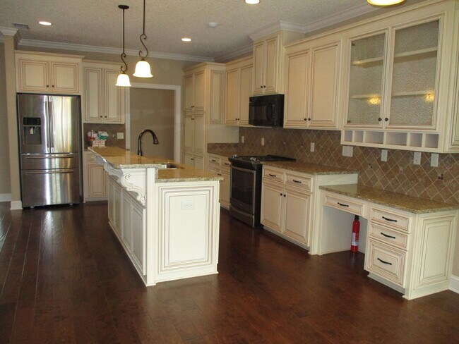 Building Photo - 104 Shadow Wood Bend