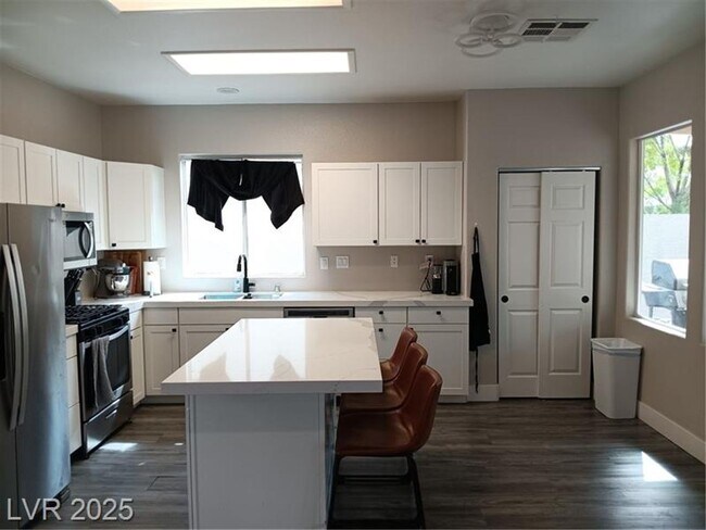 Building Photo - COMING SOON! NORTHWEST GEM! SPACIOUS HOME ...