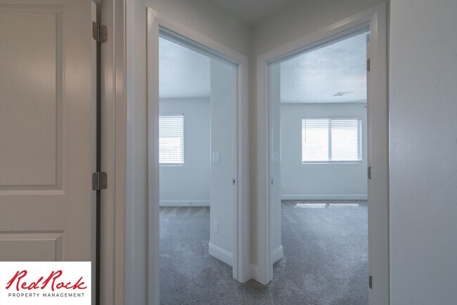 Building Photo - Modern Townhome in Desirable Hurricane Hei...