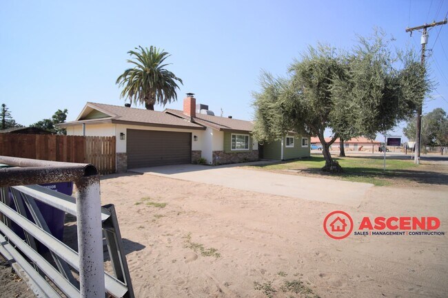 Primary Photo - 3 Bed / 2 Bath Home on 2 Acres of Cattle L...