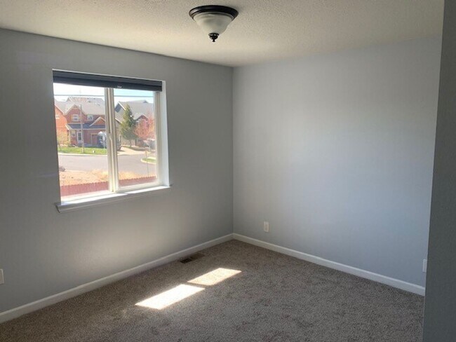 Building Photo - 3 Bed/2.5 Bath NE Bend Single Family Home with Hot Tub
