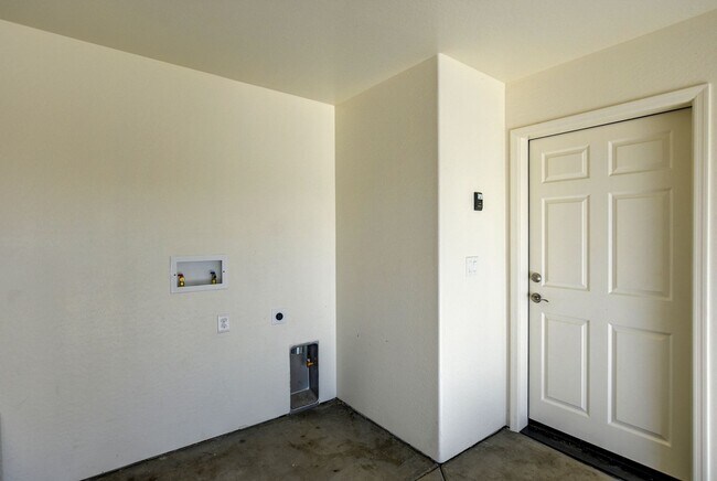 Building Photo - 3330 N Navajo Dr