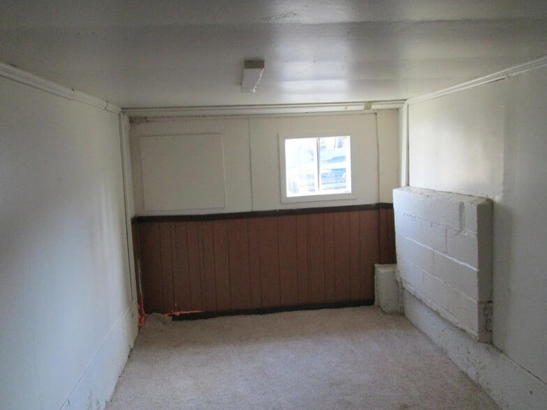 Extra Room Down stairs - 420 Pontiac St