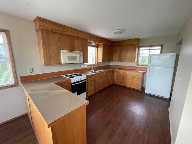 Building Photo - ***PENDING APPLICATION***Adorable Single Story 2 Bedroom Home Right on the Water!