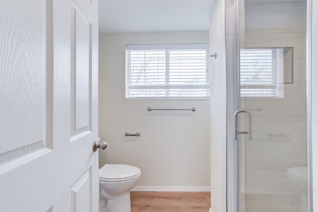 Building Photo - Charming & Private Fully Remodeled Studio Backhouse!