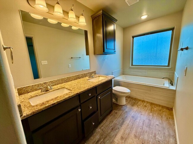 Building Photo - 909 Manchester Ct