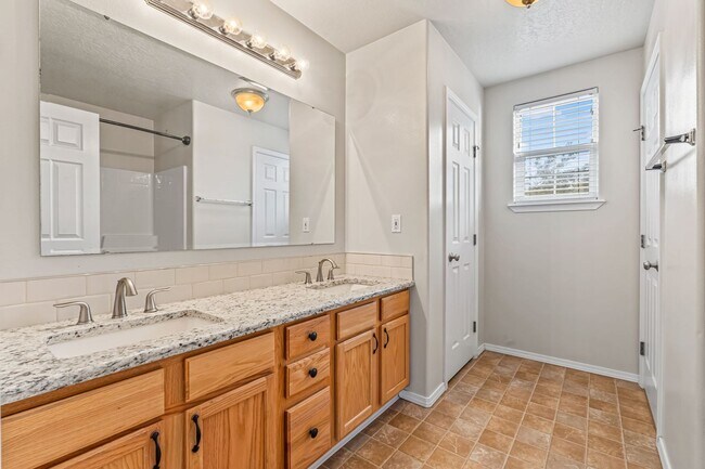 Building Photo - Prime SE Boise 3bd/2.5ba Home!