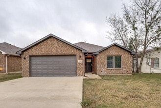 Building Photo - 2205 N Hickory St