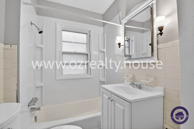 Building Photo - 2032 Barrows St